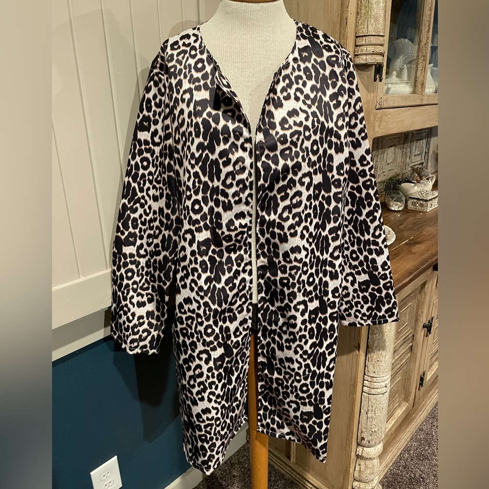 Yuzao 100% polyester satin feel jacket. New without tags. Size XL